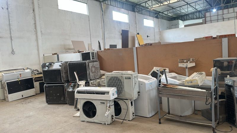 LOTE DE SUCATAS DE MESAS, CADEIRAS, CARTEIRAS, MÓV
