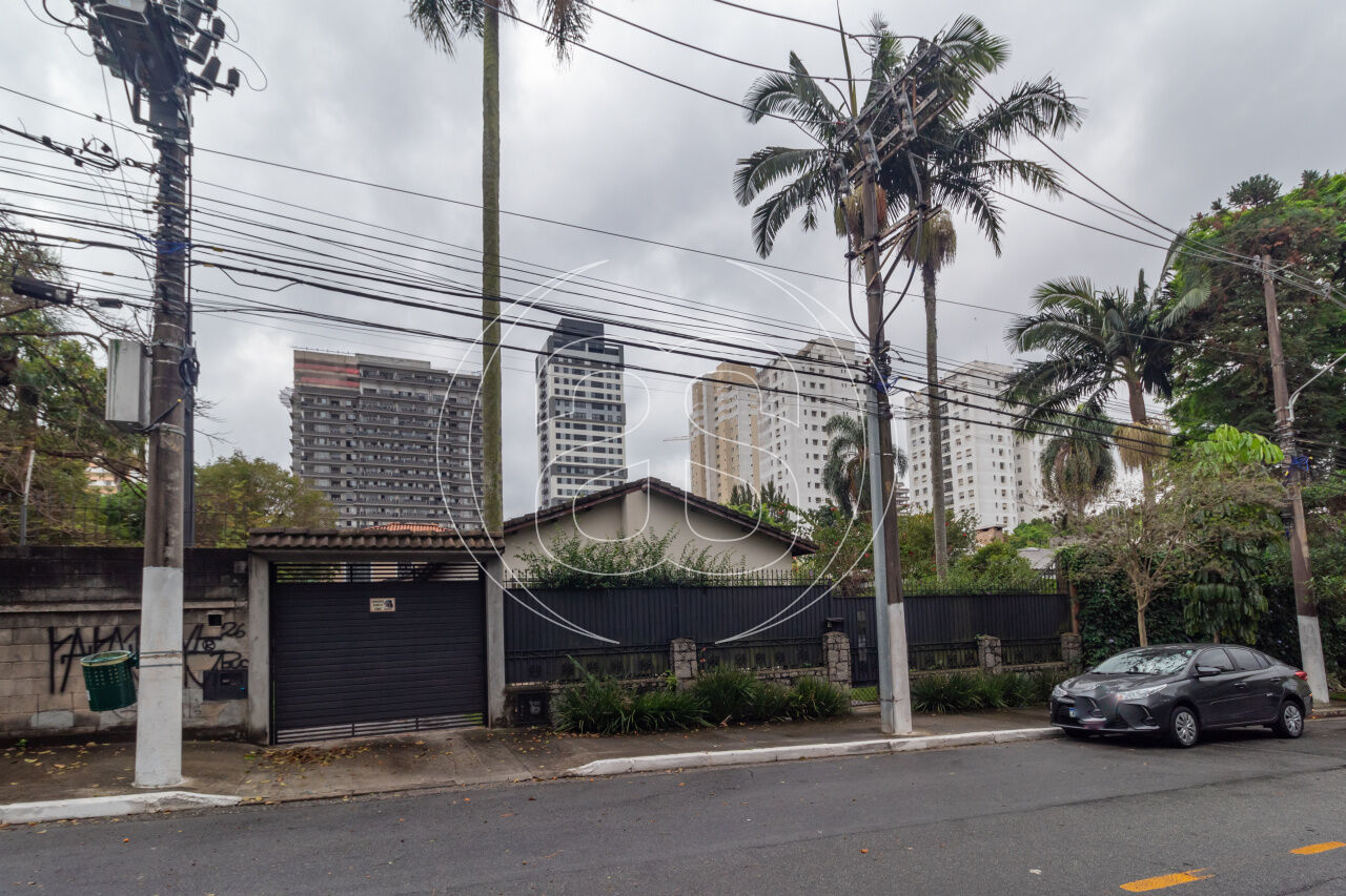 Casa Residencial à Venda no Alto da Boa Vista | 1.280 m² de Terreno e Amplo Jardim