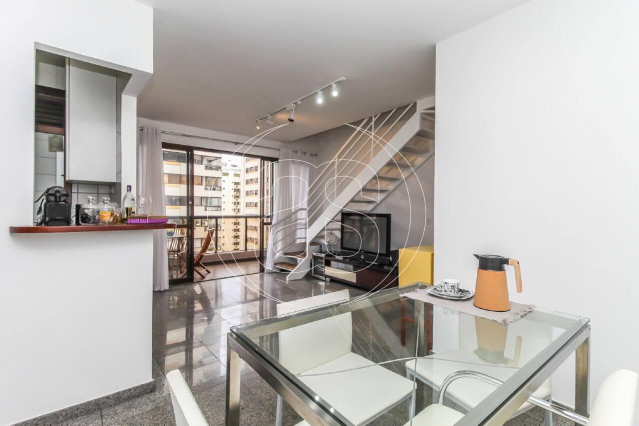 APARTAMENTO DUPLEX PARA LOCAÇÃO EM MOEMA COM 2 SUÍTES, VARANDA E 1 VAGA DE GARAGEM