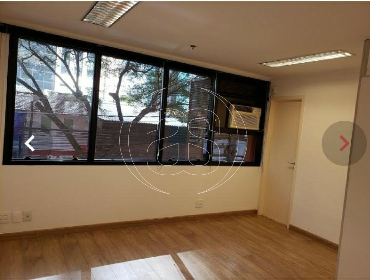 Conjunto comercial com 28m² - com 1 vaga de garagem