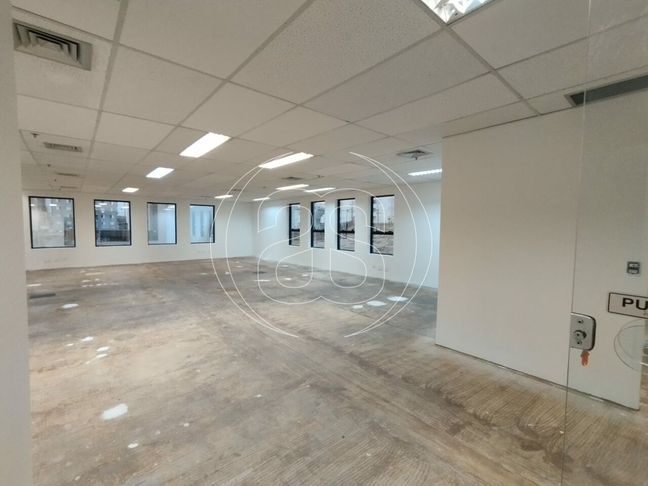 Oportunidade única em Pinheiros: Sala Comercial de 120m² com 4 Banheiros e 2 Vagas!