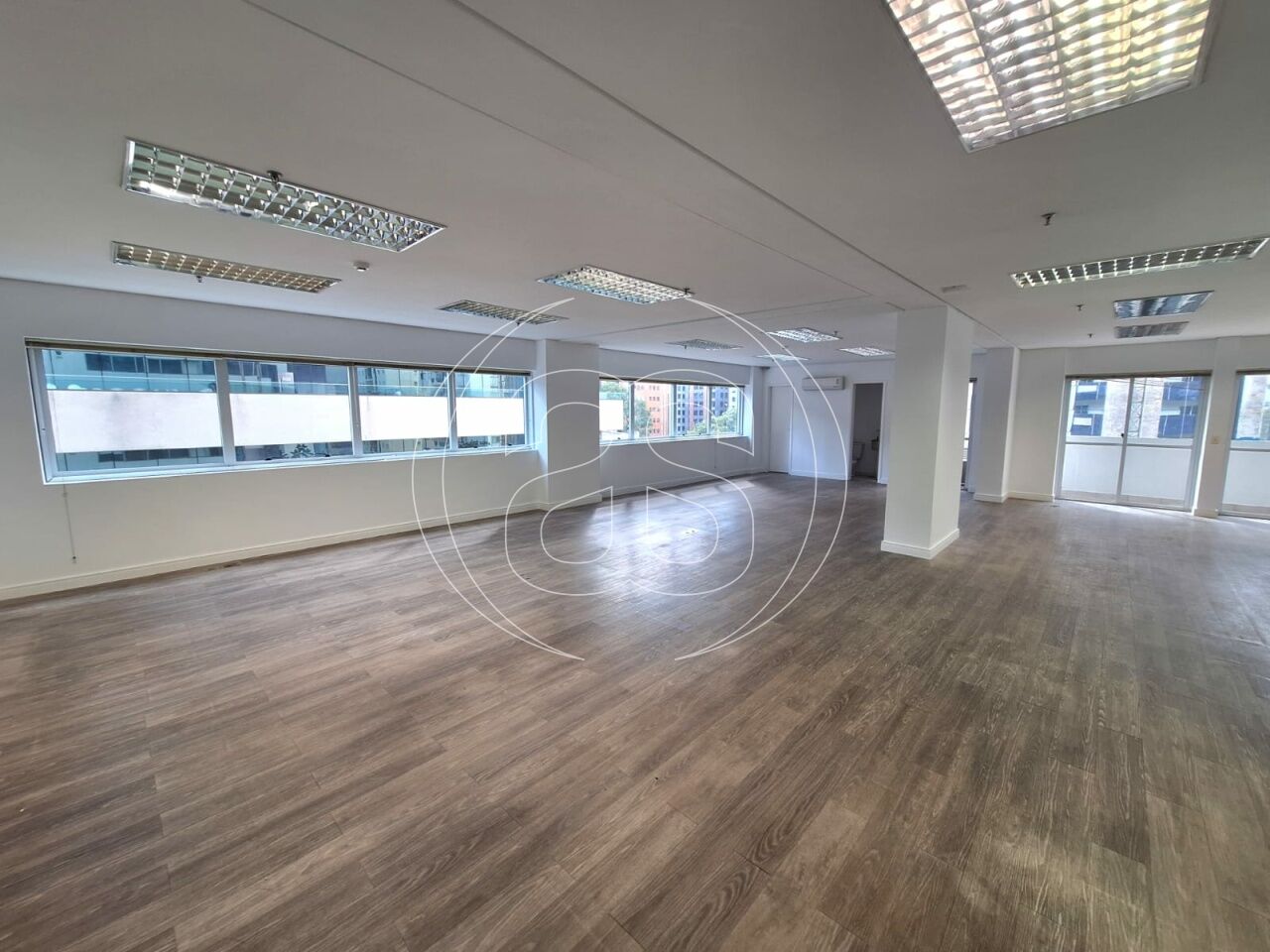 SALA COMERCIAL COM GARAGEM NA VILA OLIMPIA