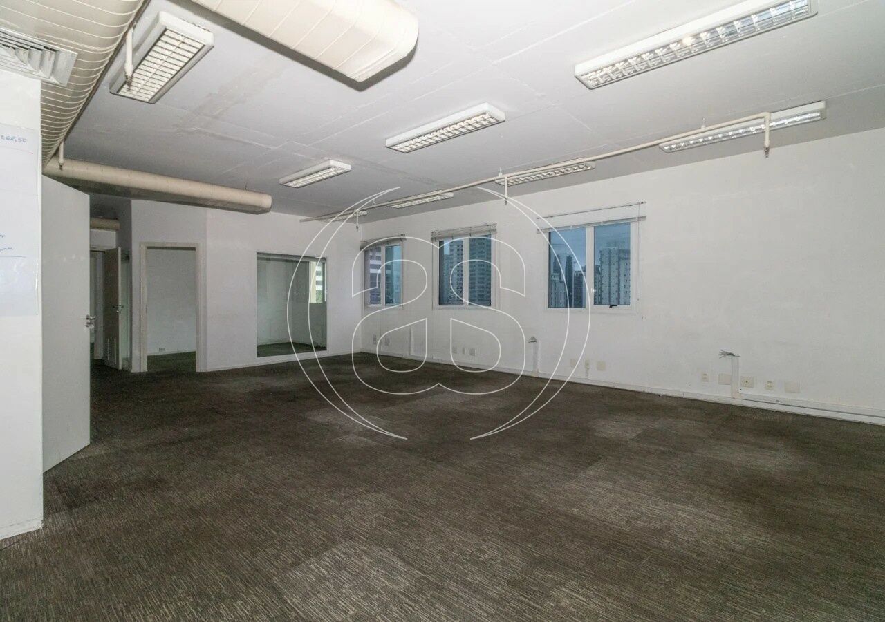 CONJUNTO COMERCIAL NA REGIÃO DE MOEMA