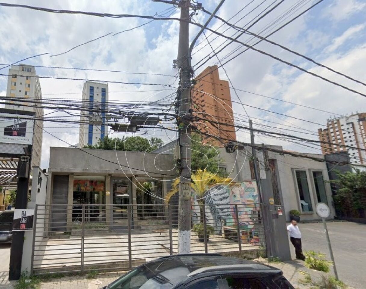 Casa comercial na região de Moema Pássaros, com 390m², 6 salas e 4 banheiros!