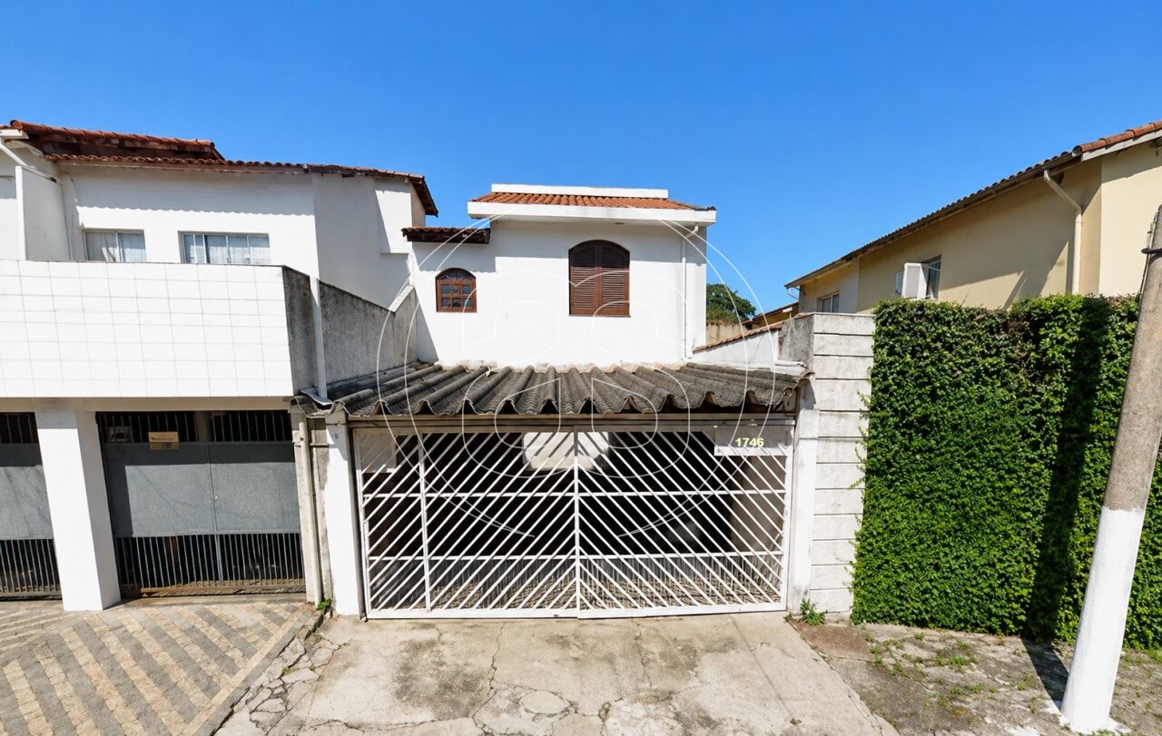 CASA A VENDA COM 187M², 4 QUARTOS E 2 VAGAS.