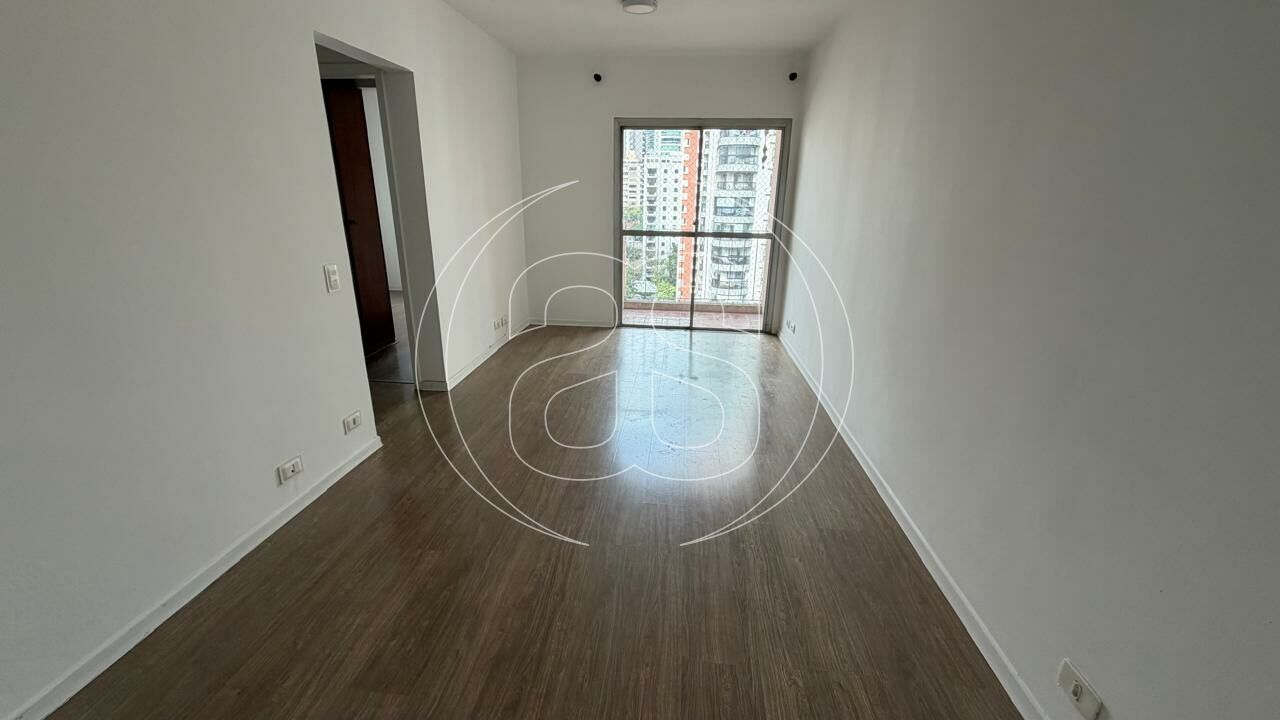 APARTAMENTO À VENDA EM MOEMA, FORA DA ROTA DOS AVIÕES, 2 QUARTOS, VARANDA E 1 VAGA DE GARAGEM