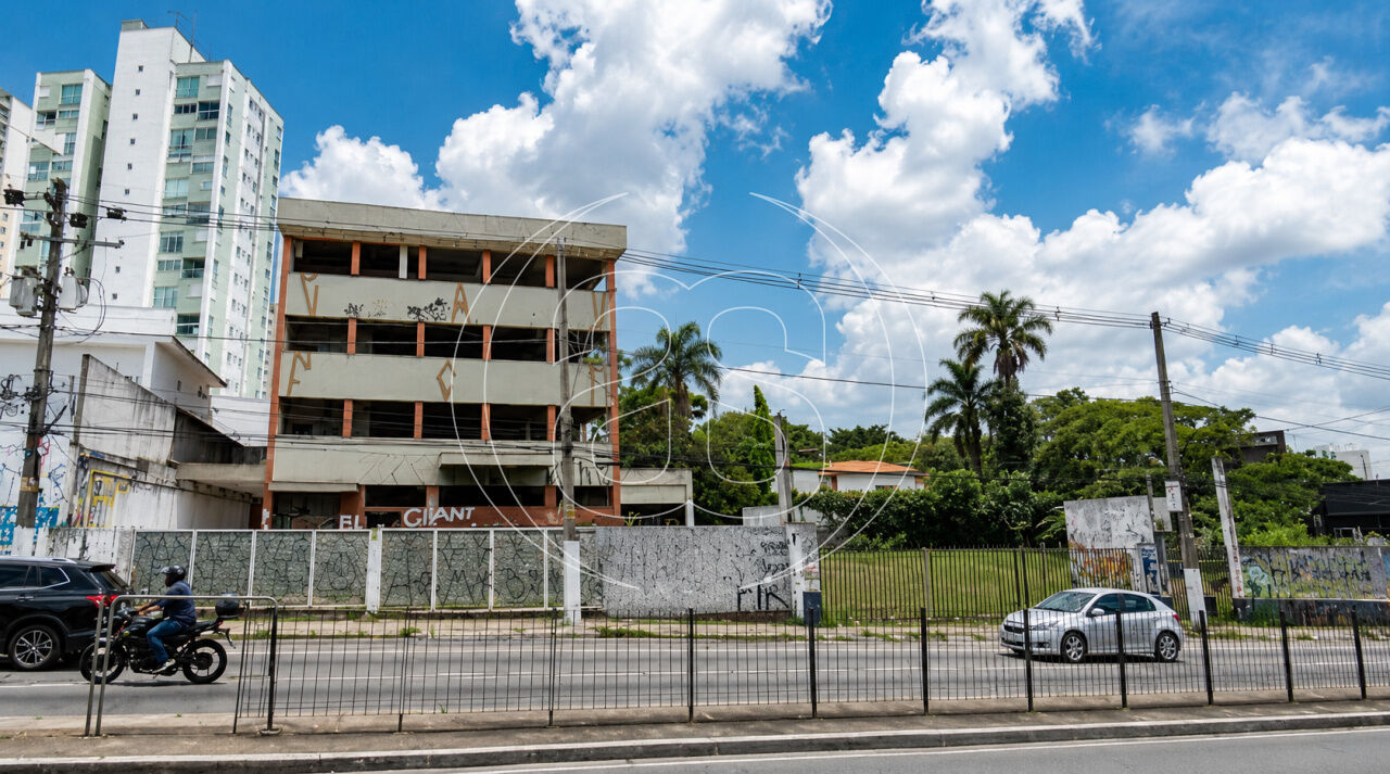 Prédio Comercial com 2.351m² em Terreno de 2.000m² na Avenida Santo Amaro