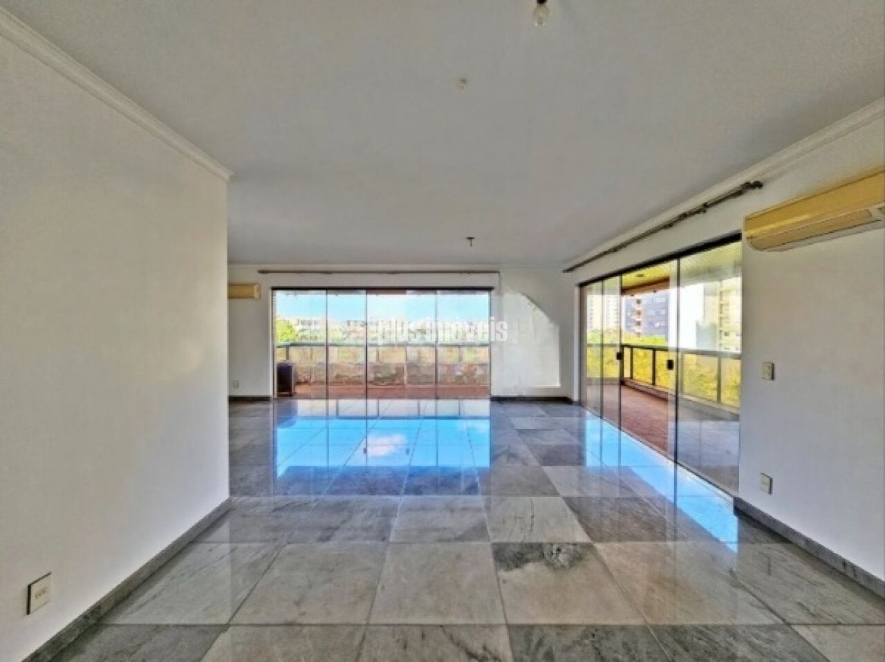 Um sonho   com vista para as árvores da Praça de  07 Setembro.