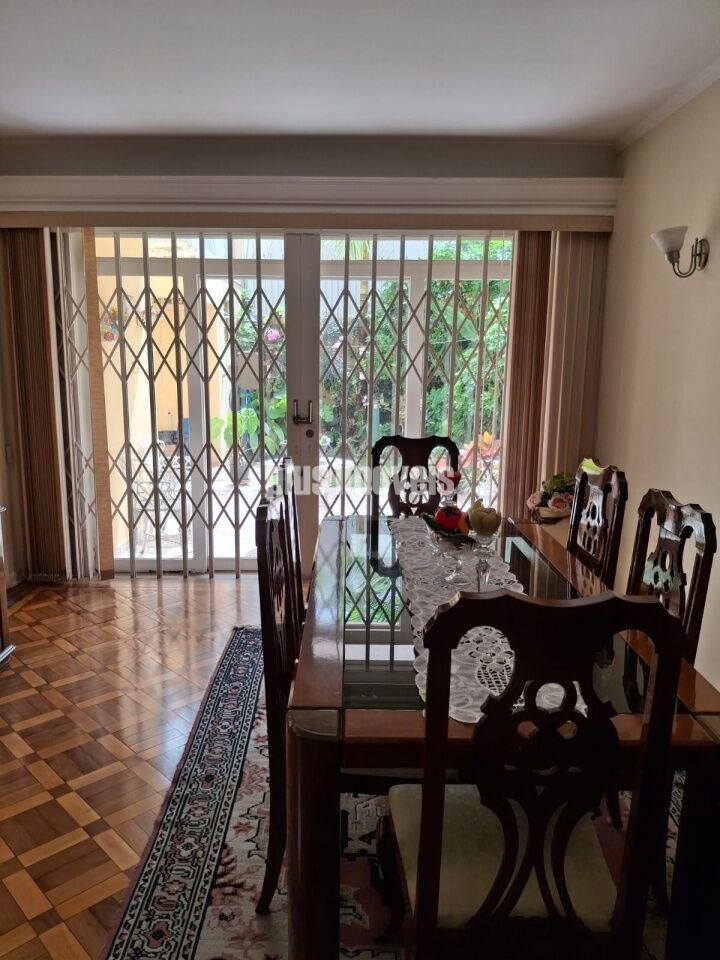Sobrado Espaçoso com 280 m², 4 Quartos, 1 Suíte e 4 Vagas de Garagem