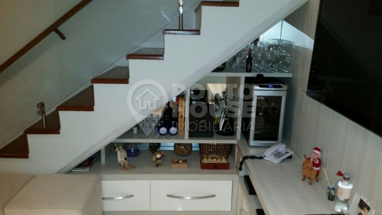 Vende casa com 2 dormitórios, 1 suíte e 2 vagas de garagem no Bairro Saúde