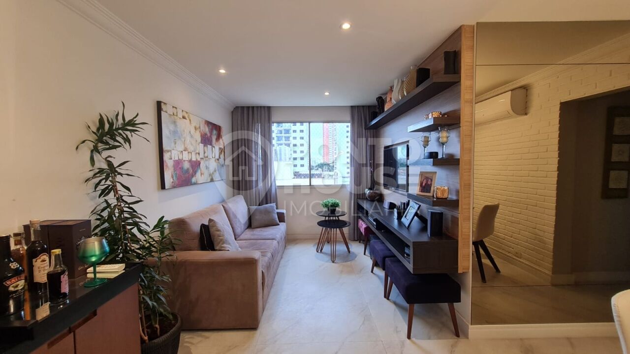 Vende apartamento Campo Belo 2 dormitórios sendo 1 suíte com armários e 1 vaga