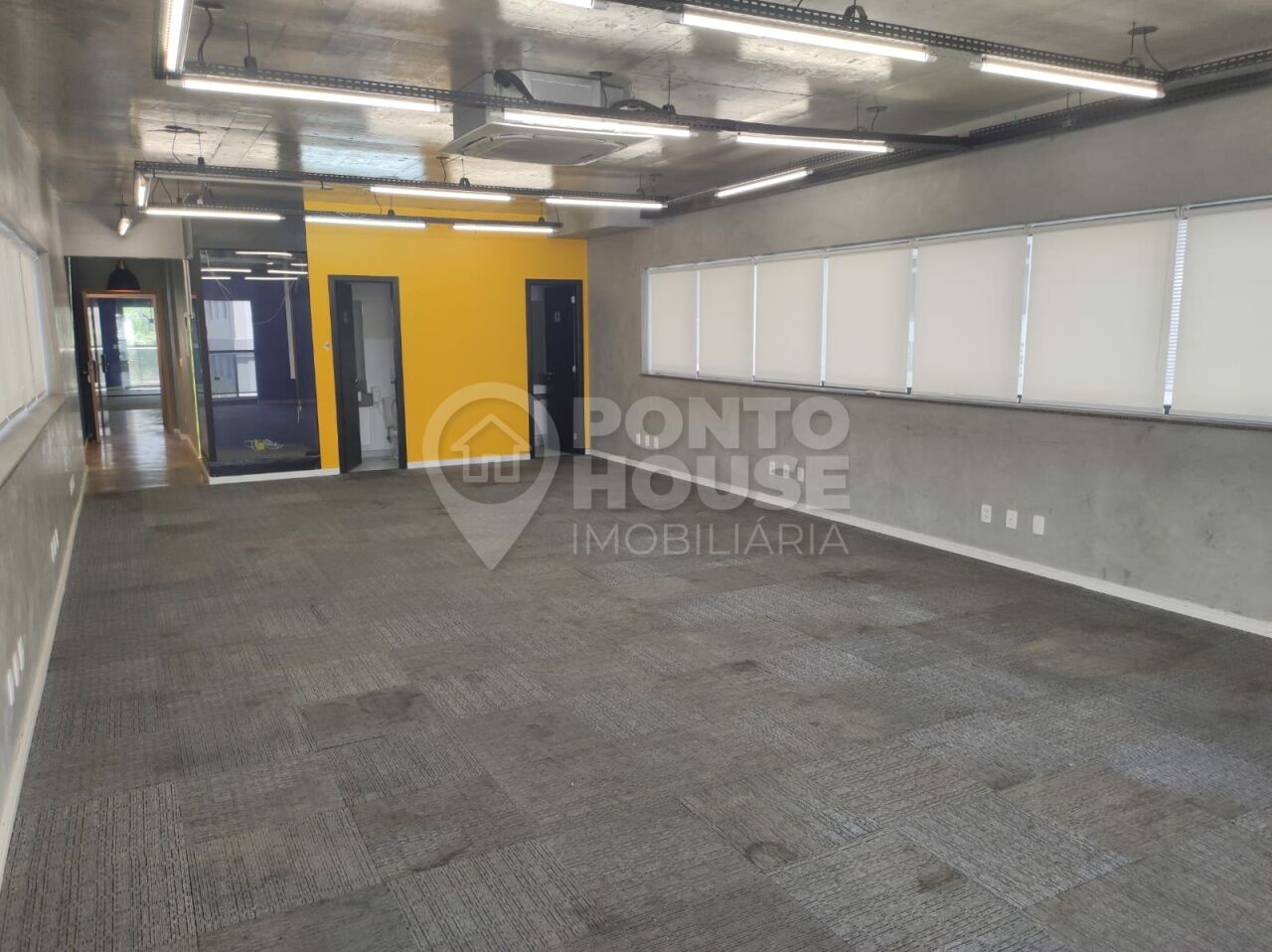 Sala comercial com 3 vagas para locação no bairro Paraiso