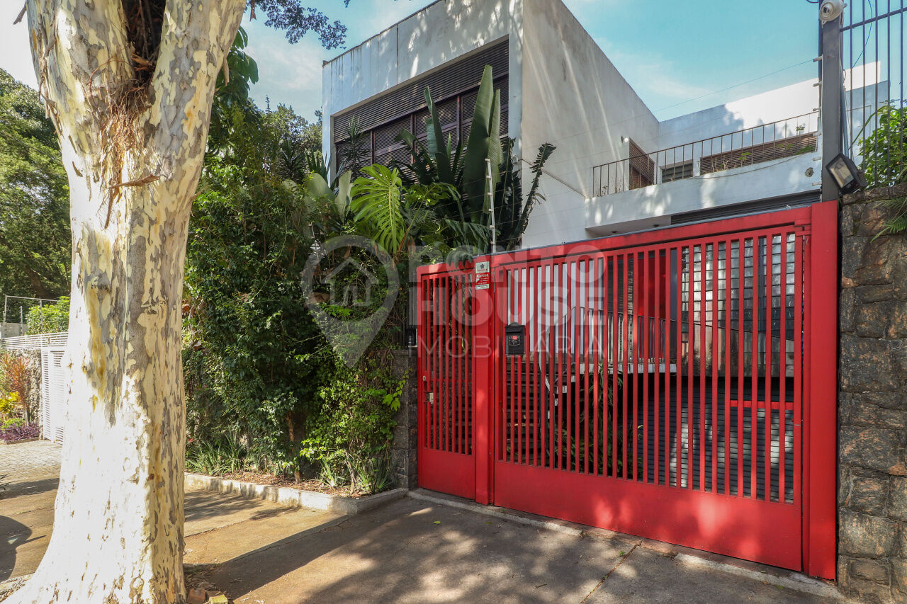 Sobrado de 317m² à  venda em Vila Mariana com 04 quartos,  suíte e 05 vagas.