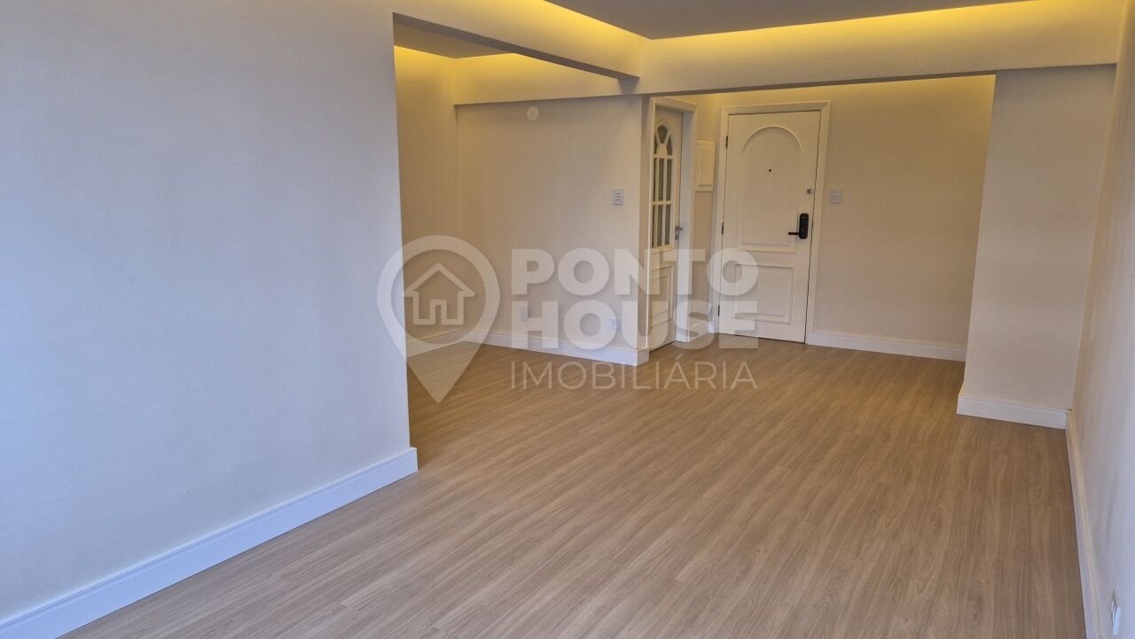 Apartamento à venda a 100 metros do Metrô Saúde, reformado, 2 dormitórios