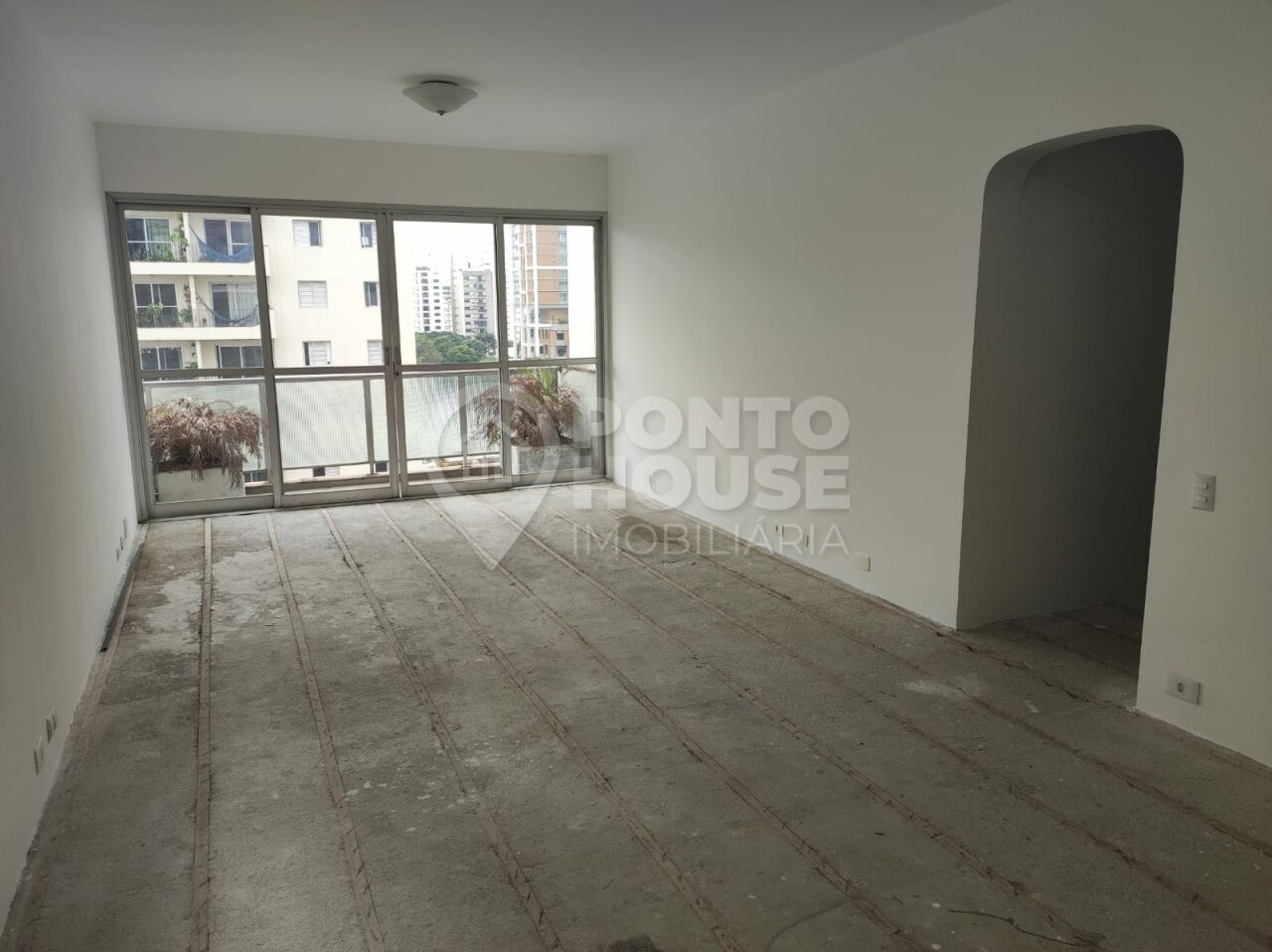 Apartamento com 3 dormitórios e 3 vagas para venda ou locação em Moema