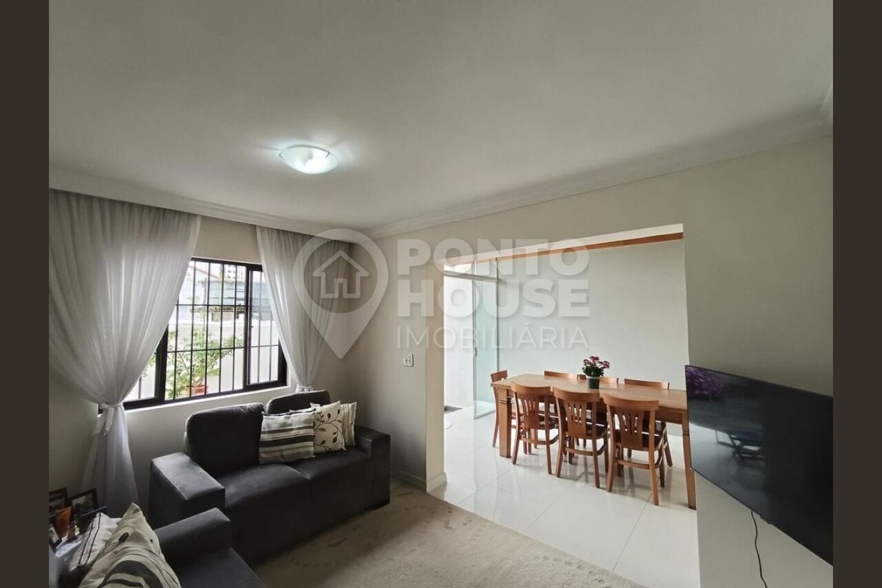 Sobrado à venda no bairro da Chácara Inglesa com 160m², 4 dorms e 3 vagas de garagem