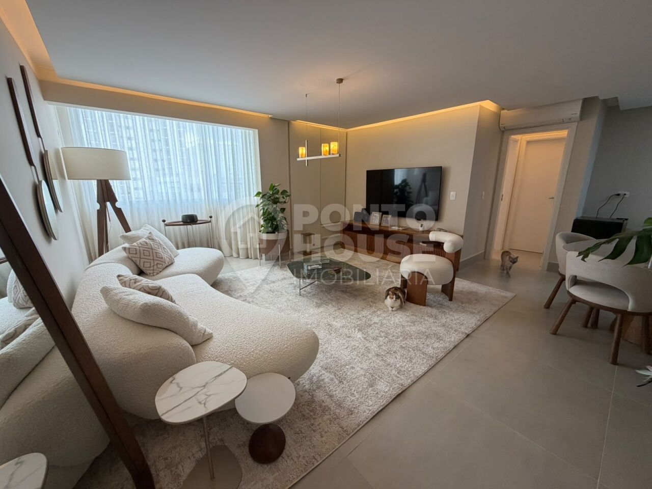 Apartamento triplex à venda em Moema, 180m², 3 suítes e 2 vagas de garagem.
