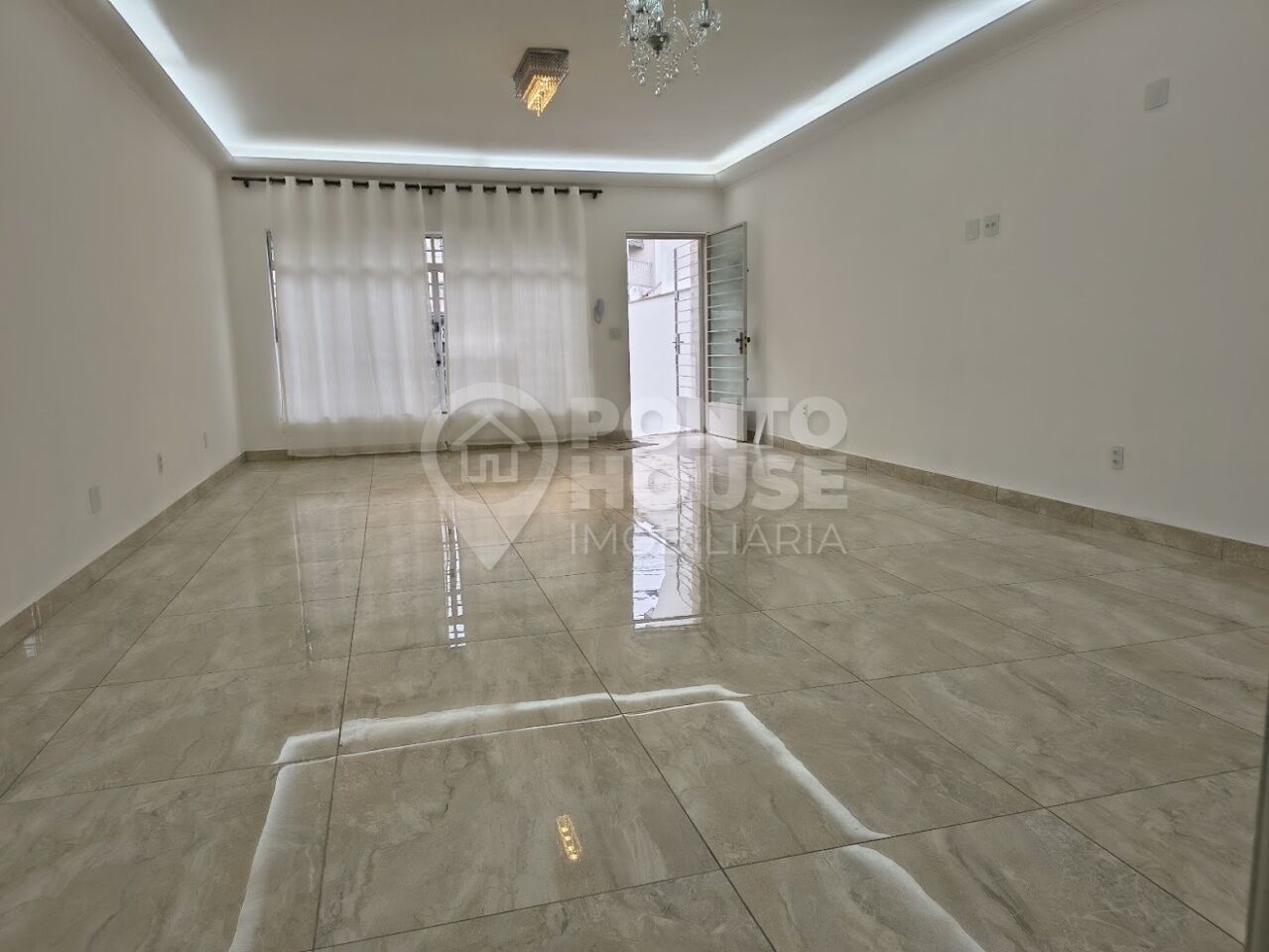 Sobrado com 03 dormitórios, suite, 03 vagas e espaço gourmet em Mirandópolis