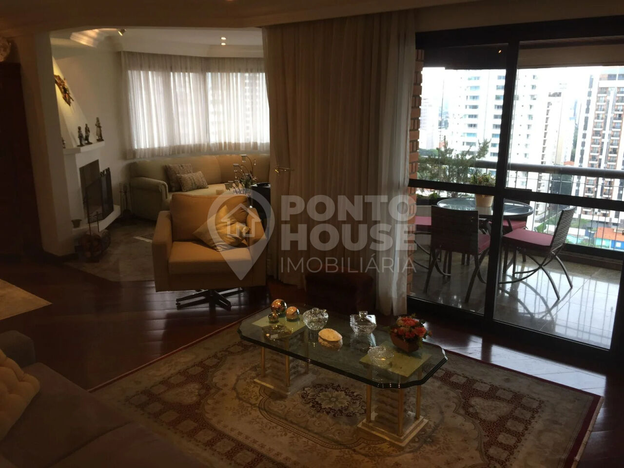 Cobertura à venda, 200m², Moema, 4 suítes, 4 vagas