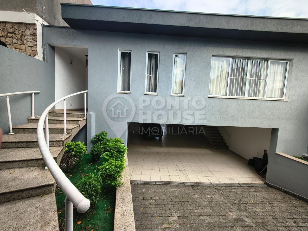 Casa assobradada  à venda no Ipiranga 3 suítes 8 vagas de garagem e churrasqueira 