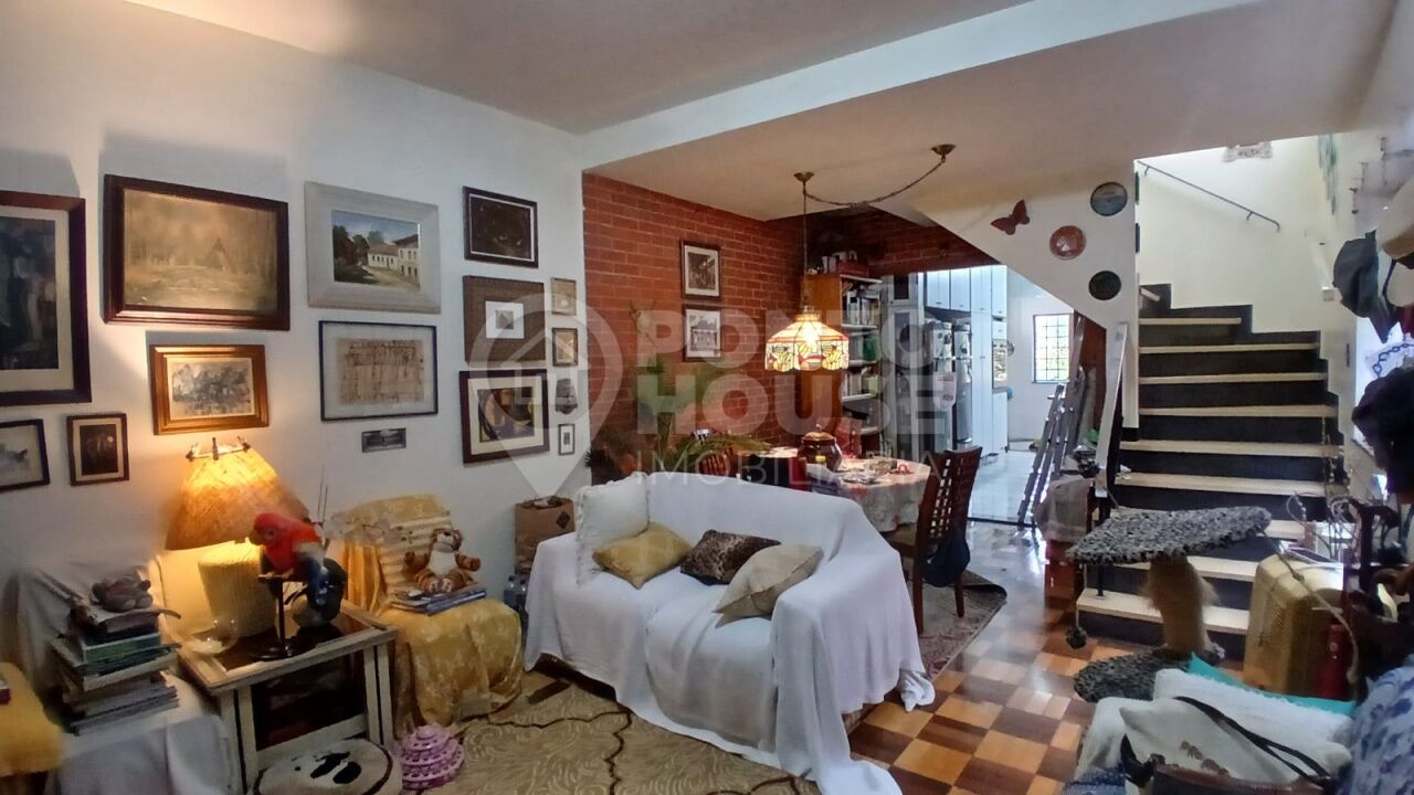 Sobrado à venda com 220 m², 2 dormitórios e 2 vagas de garagem. 