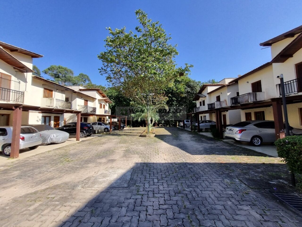 Casa de Condomínio Granja Viana 4 dormitorios 3 banheiros 3 vagas na garagem