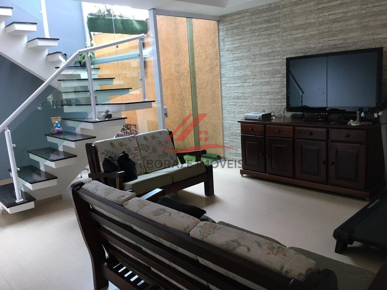 Sobrado com 3 quartos, sendo 1 suíte para venda na Vila Vitória em Mauá