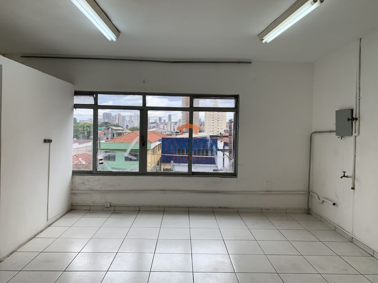 Sala para locação - na Av. Conselheiro Carrão