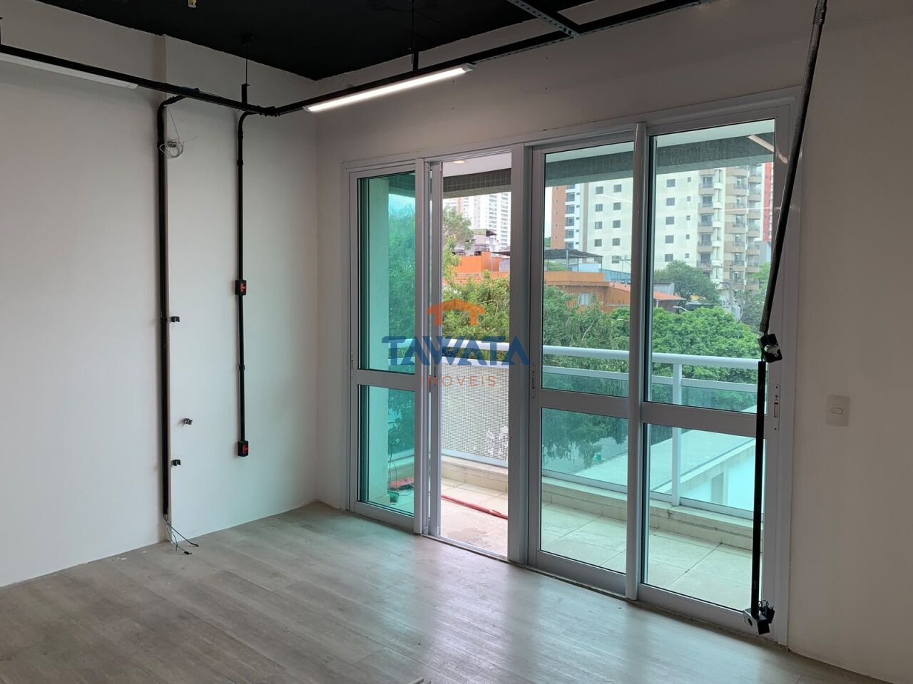 Locação - Sala com sacada e banheiro - Helbor Up Offices - Vila Carrão