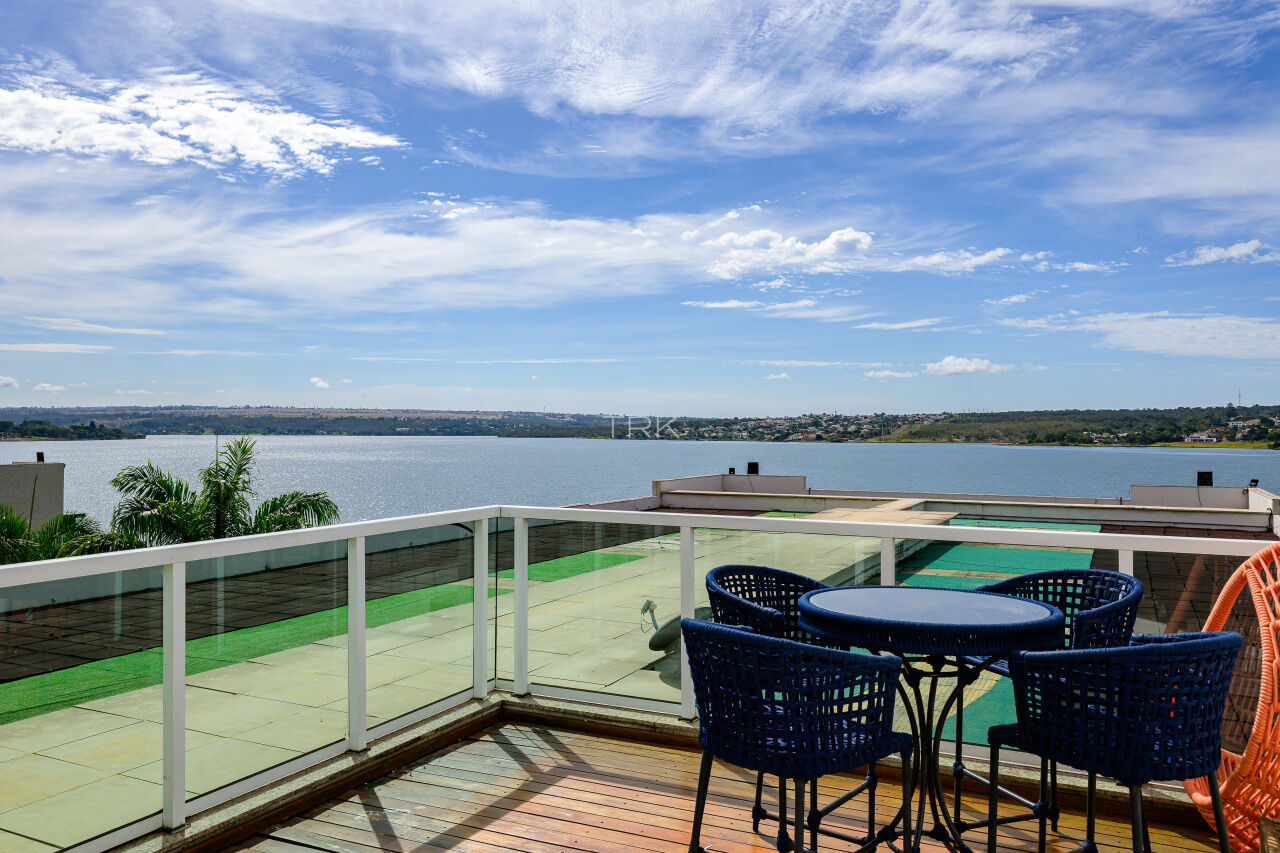 Algumas vistas fazem o apartamento parecer maior que ele é. Esta faz a vida parecer melhor. 