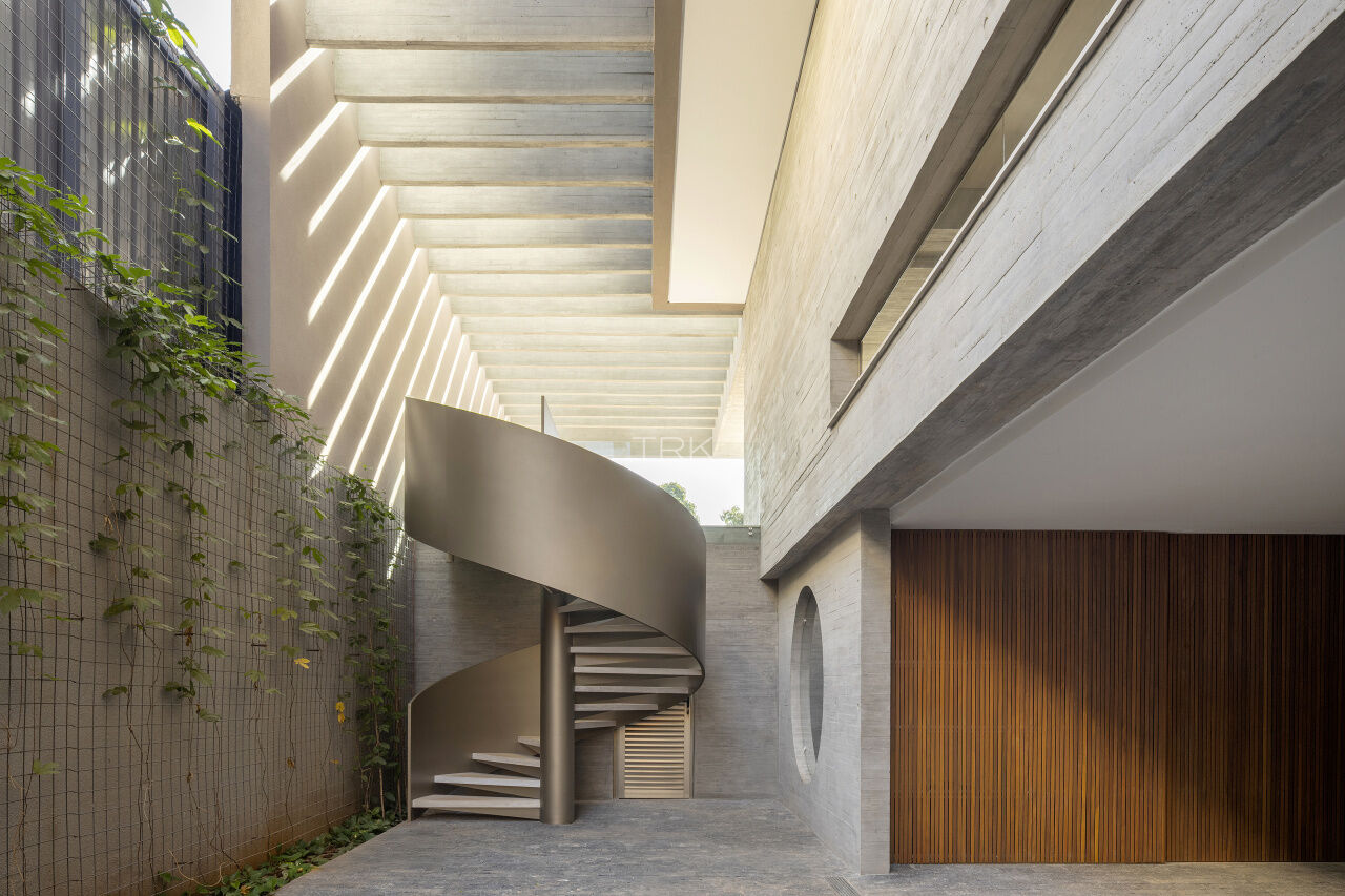 O concreto respira, a madeira se move, a arquitetura fala.