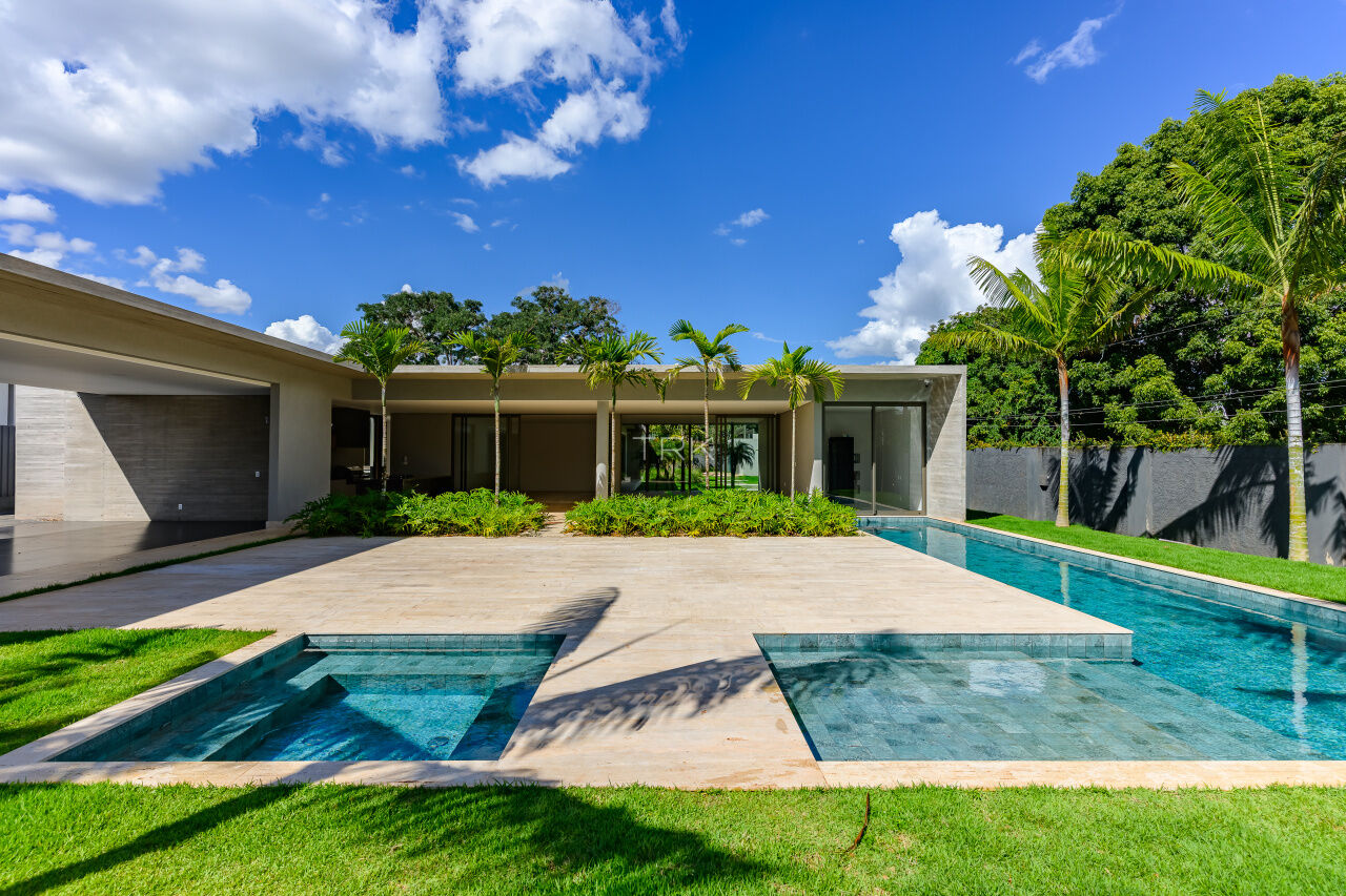 Uma casa que não começou com paredes. Começou com uma árvore.