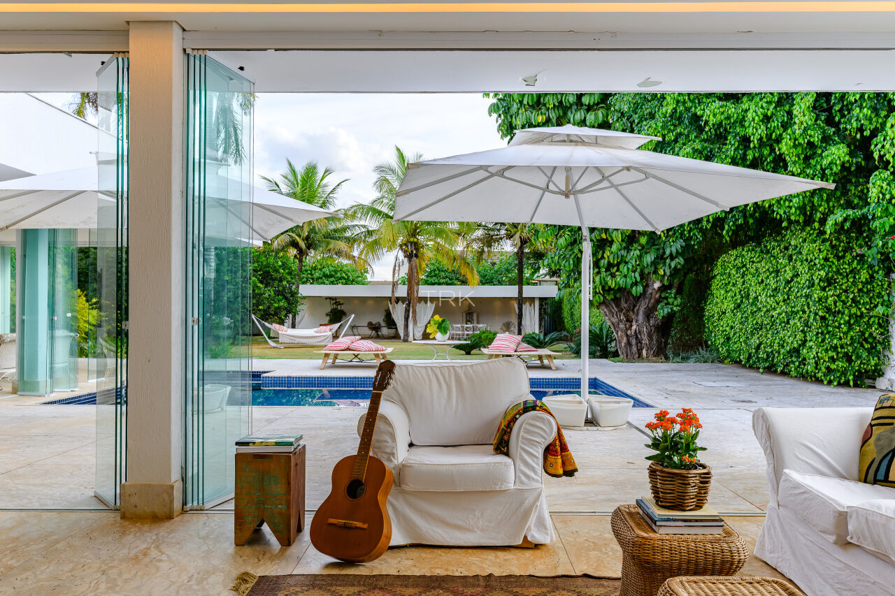 Entre a água da piscina e o som do violão, o relógio perde importância. 