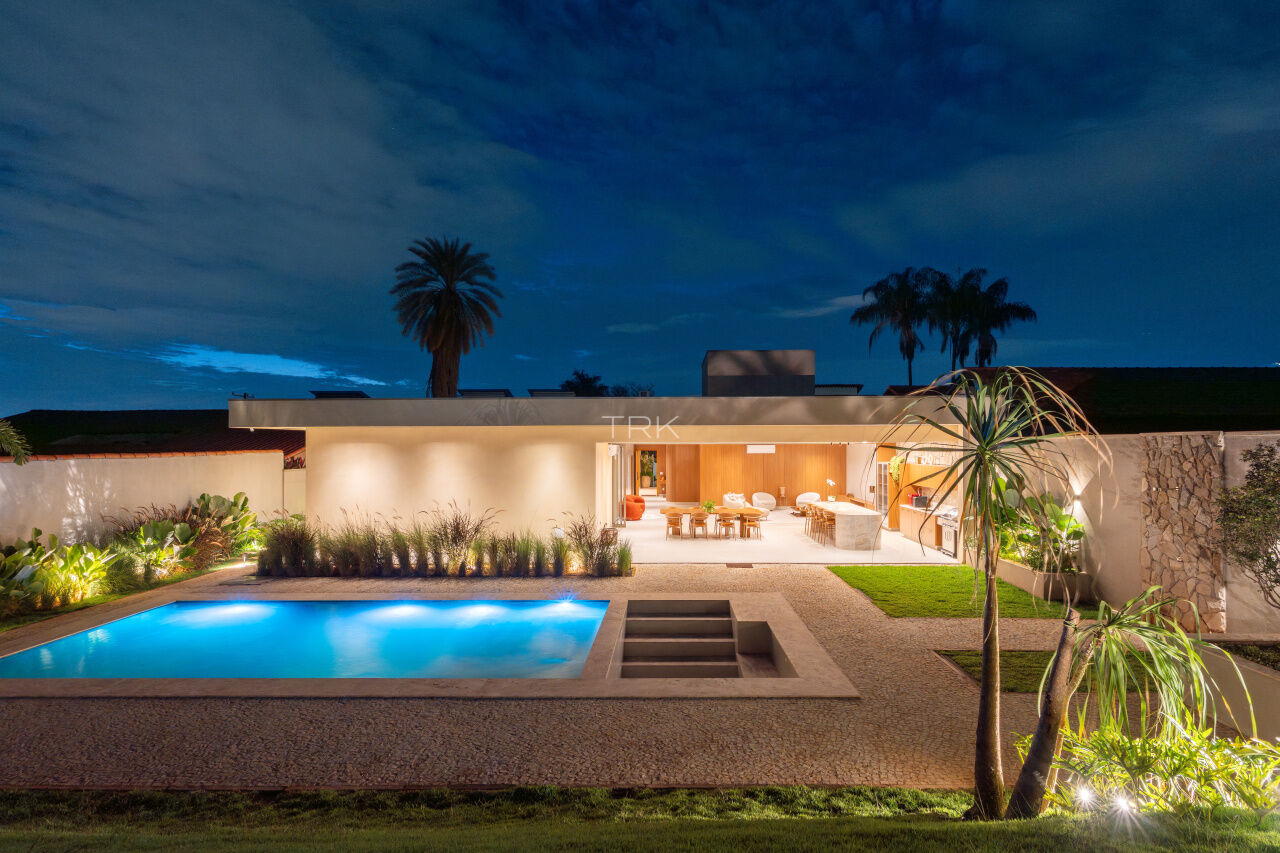 Entre o spa aquecido, o fire place e o gourmet, o fim de semana perde a necessidade de reservas. 