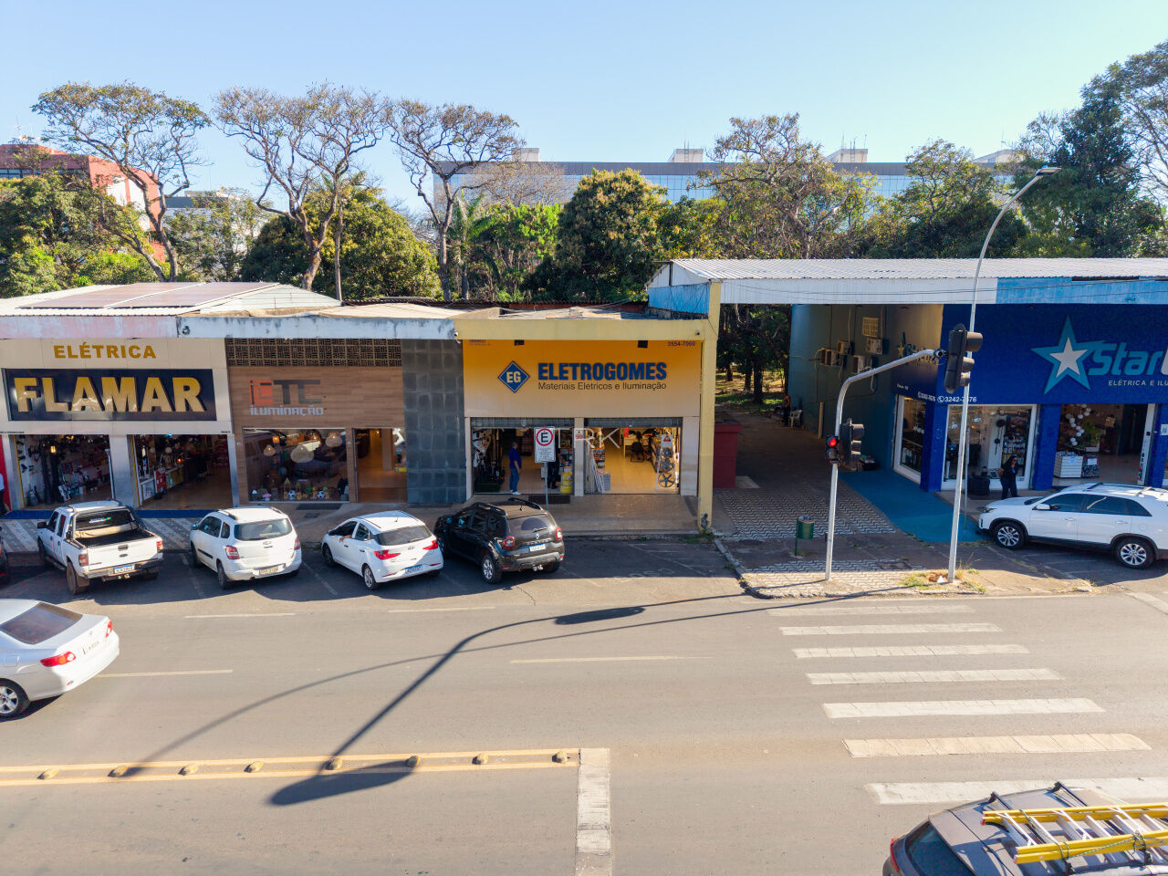 Não é apenas uma loja. É um lugar na rotina da cidade.