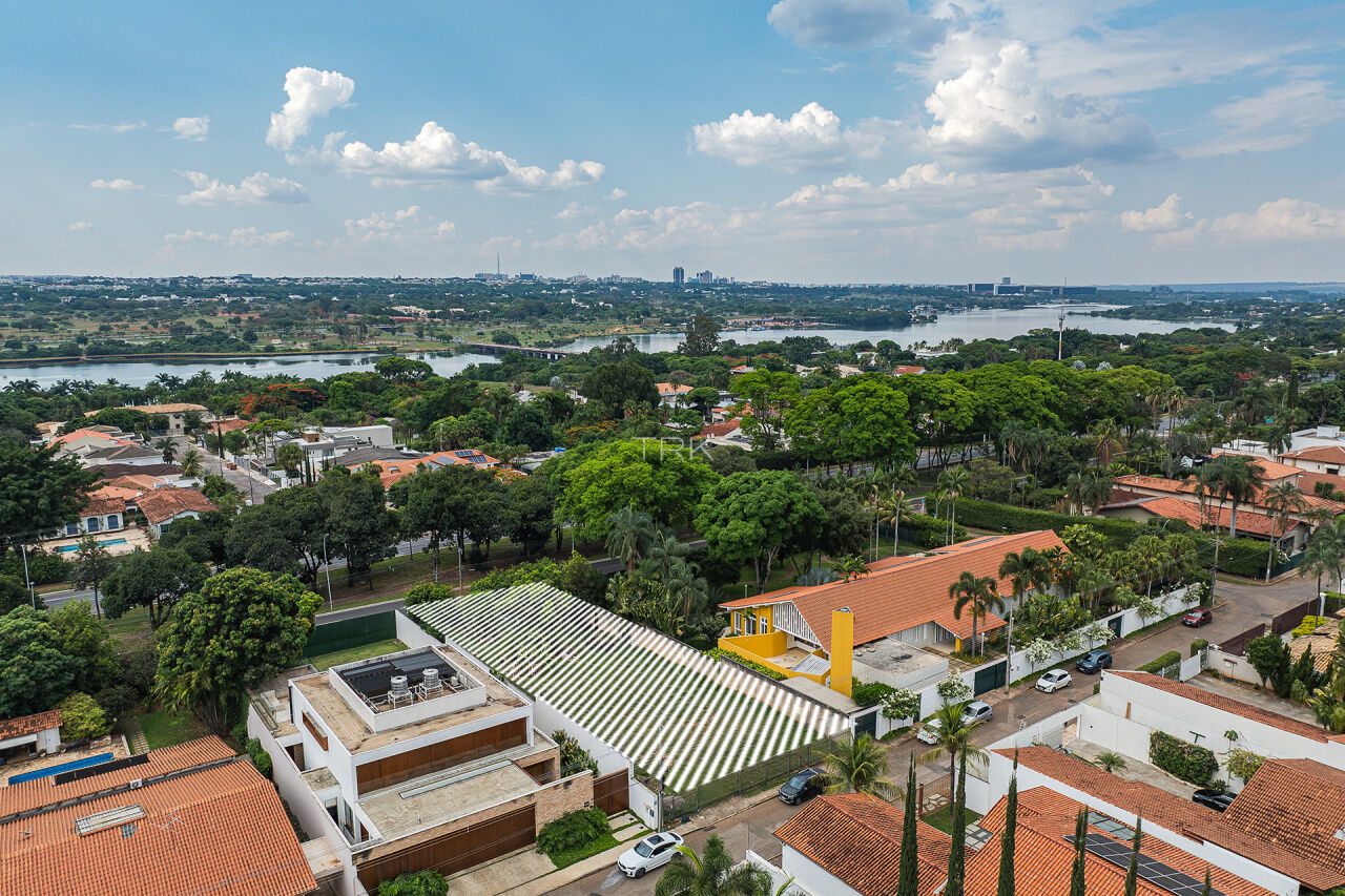A casa ainda não tem porta, mas já tem uma excelente saída. 