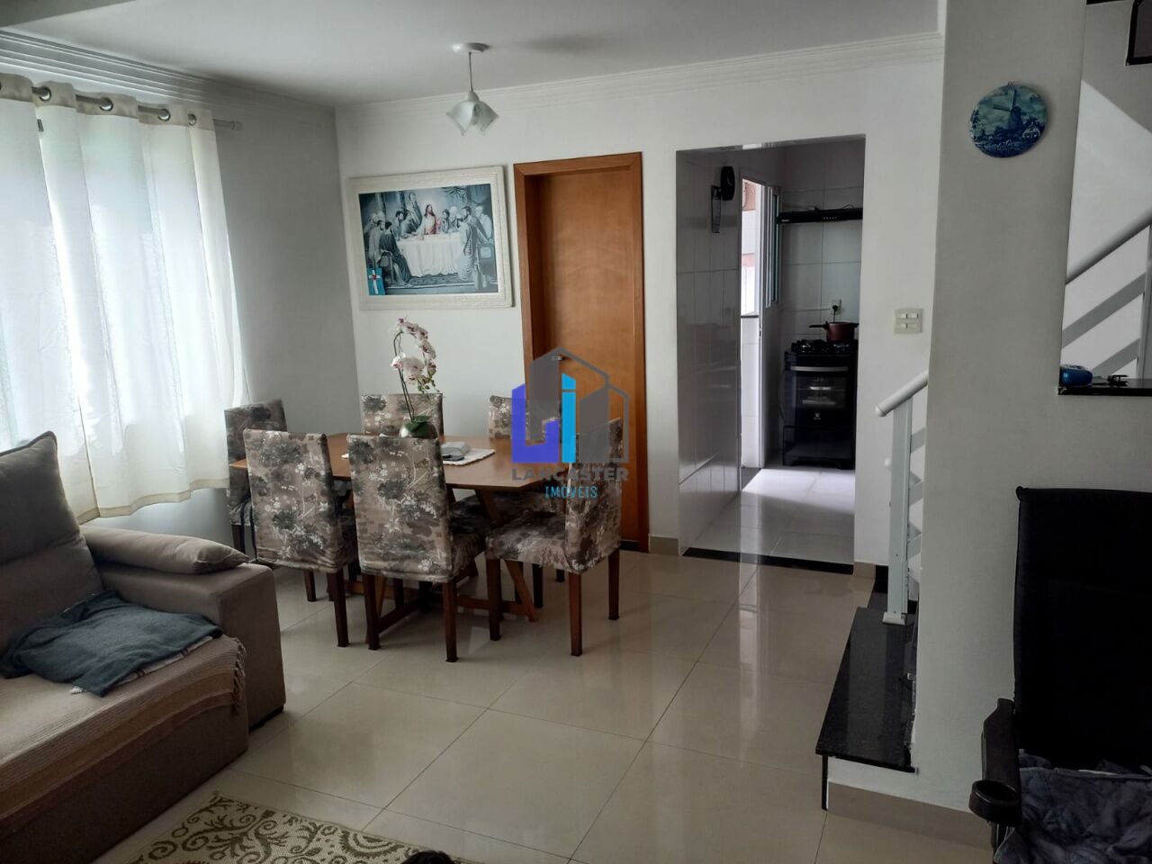 Sobrado com 3 dormitórios, 1 suíte, 2 vagas de garage, no Bairro Santa Maria