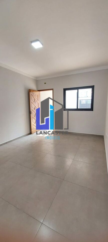 Sobrado 3 dormitórios, 1 suíte e 2 vagas de garagem, na Vila Lucinda