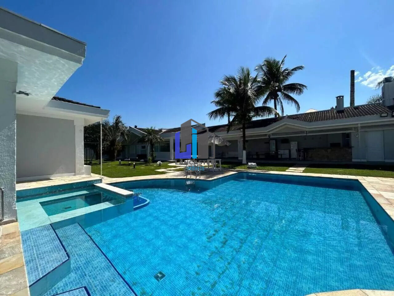 Casa no Condomínio Acapulco | 2.000 m² de Terreno | 7 Suítes | Sofisticação e Exclusividade