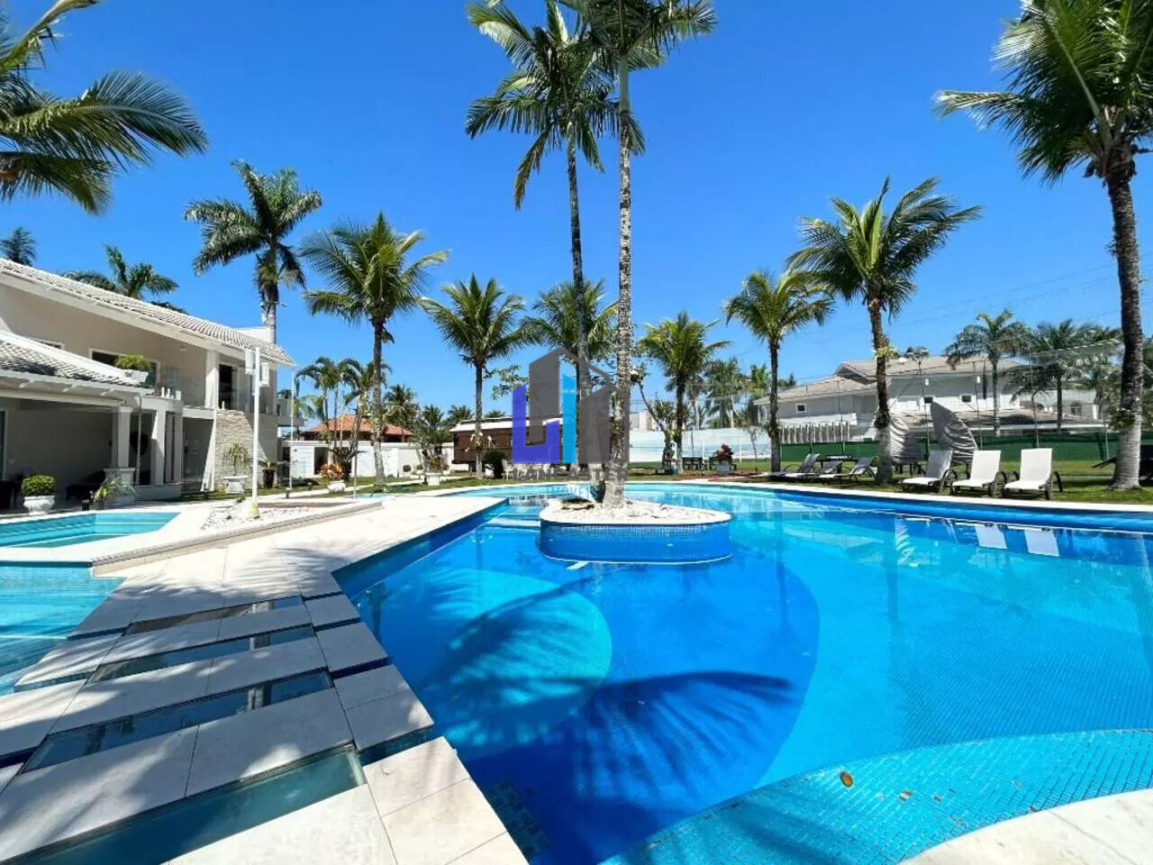Mansão de Alto Padrão no Condomínio Acapulco | 3.000 m² de Terreno | 9 Dormitórios, 8 Suítes | 