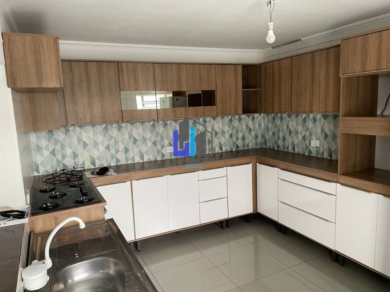 Casa com 2 dormitórios, 2 vagas de garagem, no Pq. Oratório