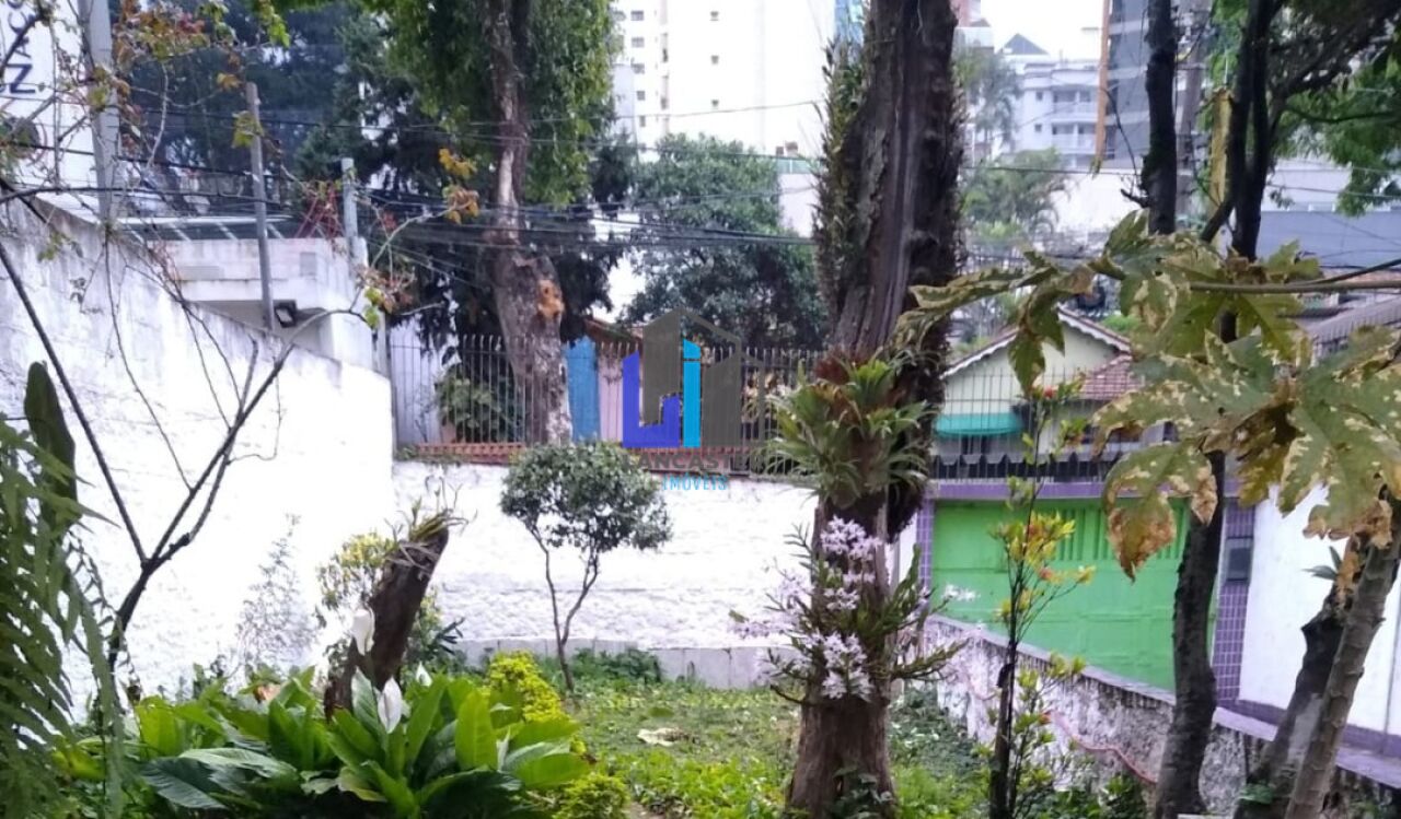 Terreno Plano de 400m² com 2 Casas e 9 Vagas no Bairro Jardim