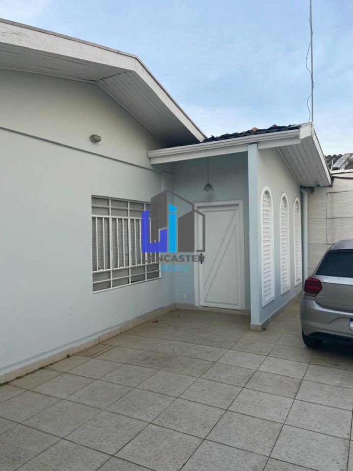 Ampla Casa Térrea com 3 Suítes, Excelente Localização!