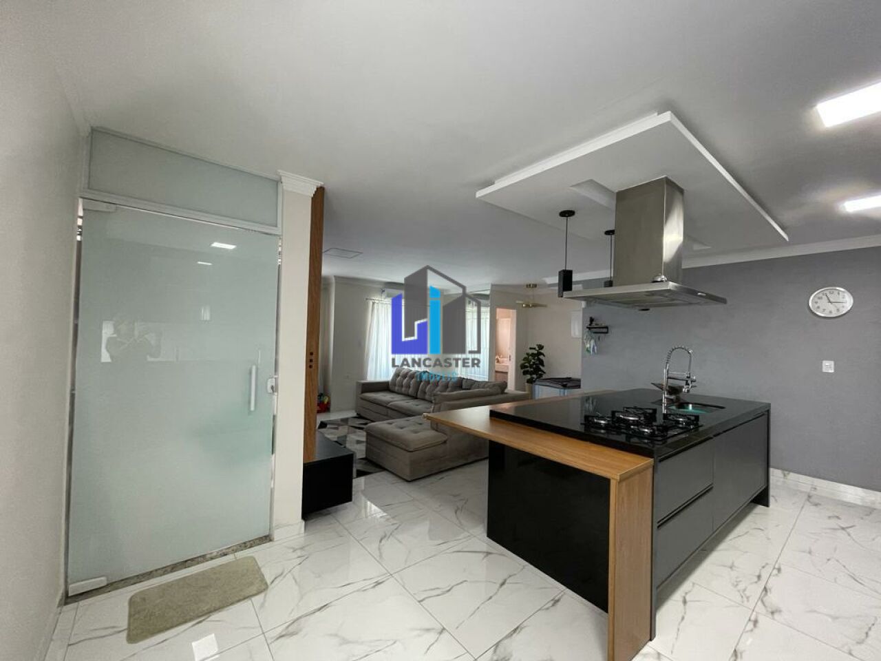 Sobrado Alto Padrão à Venda, 3 Suítes, 187 m², Espaço Gourmet com Jacuzzi