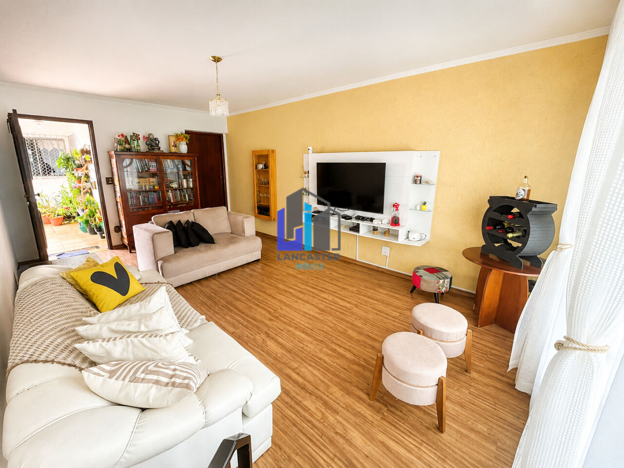 Sobrado com 308 m² no Jardim Bela Vista | 2 Suítes | 6 Vagas | Excelente Custo-Benefício