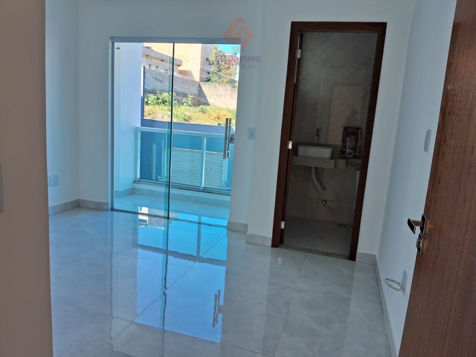 Casa à venda com 3 quartos, 100m² - Foto 1