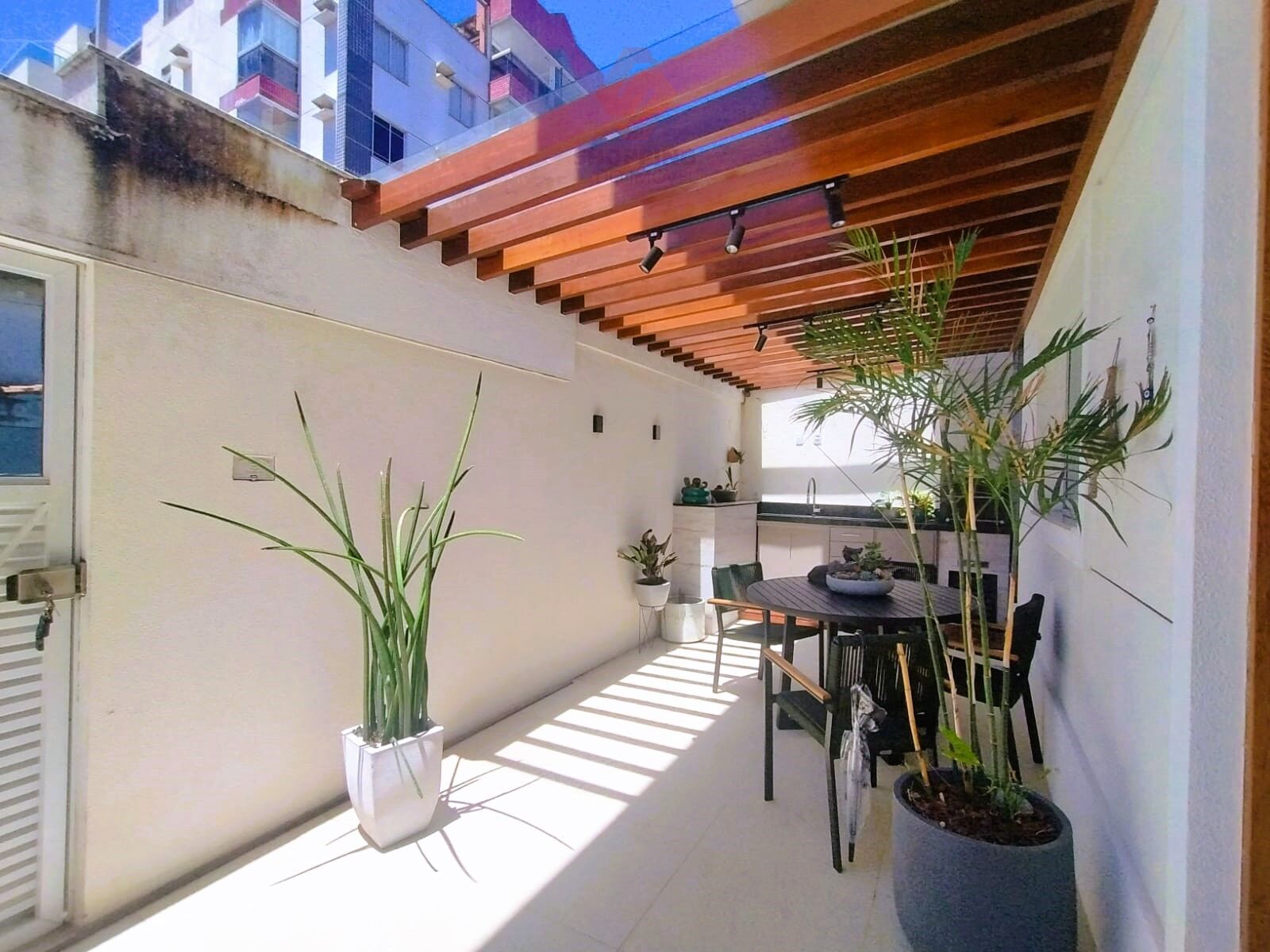 Casa à venda com 4 quartos, 170m² - Foto 1