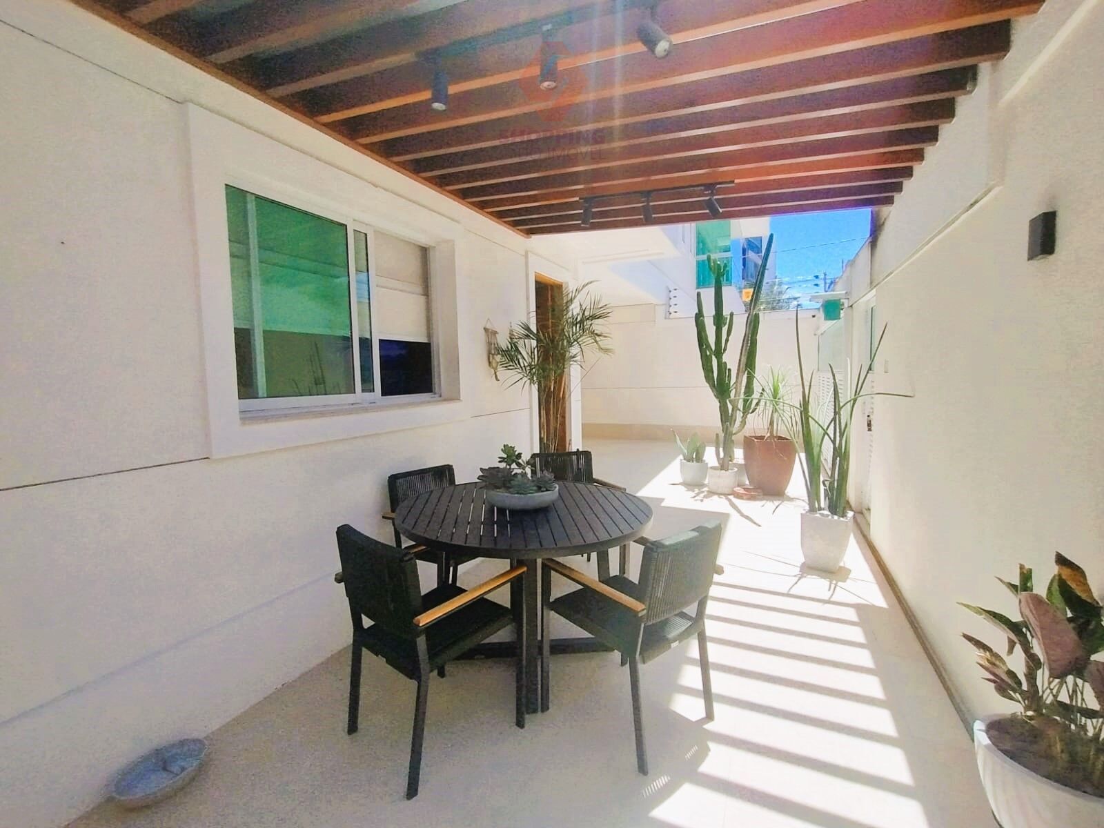 Casa à venda com 4 quartos, 170m² - Foto 2