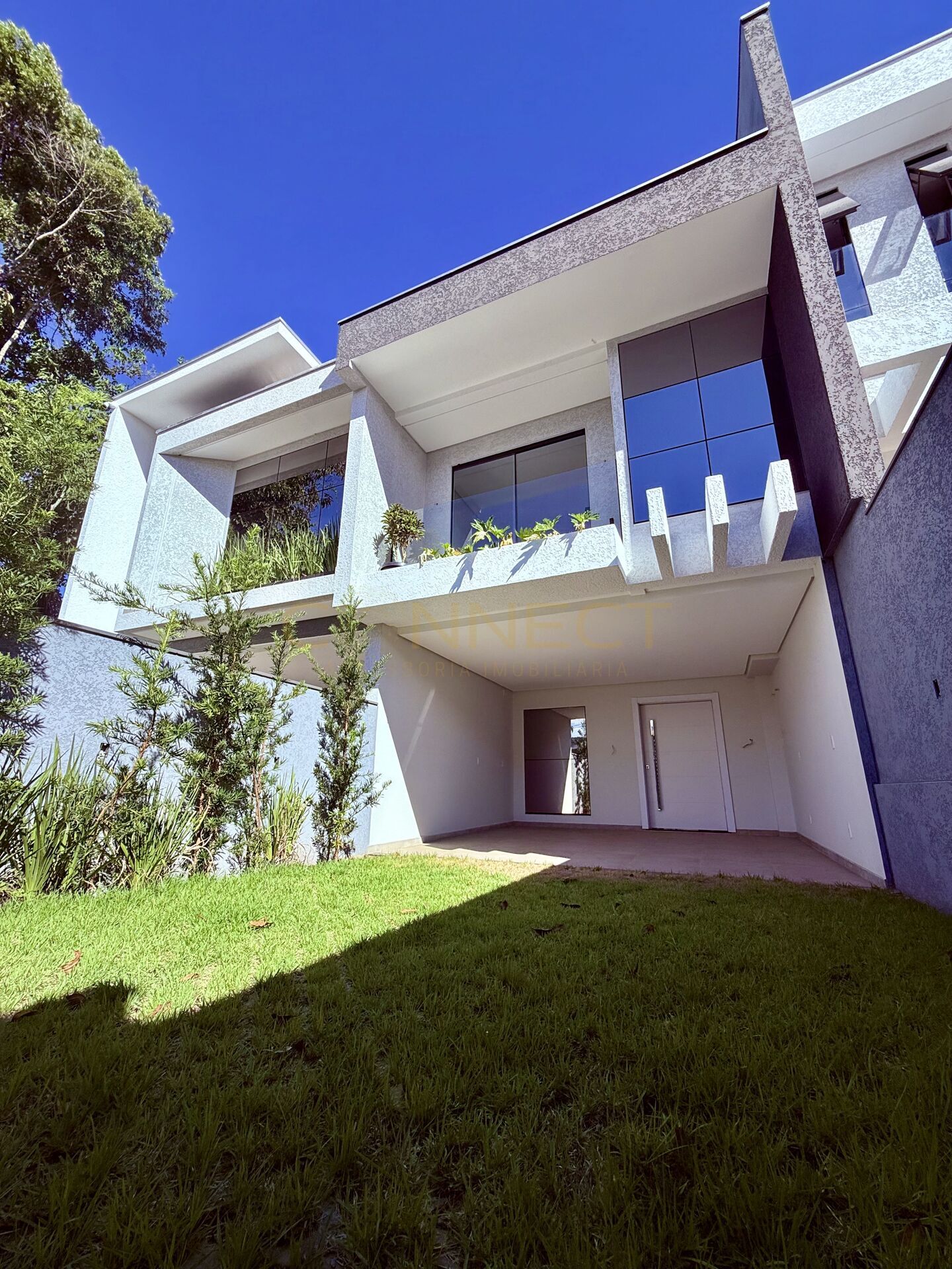 Sobrado triplex com 3 suítes bairro Ponta Aguda - foto 1