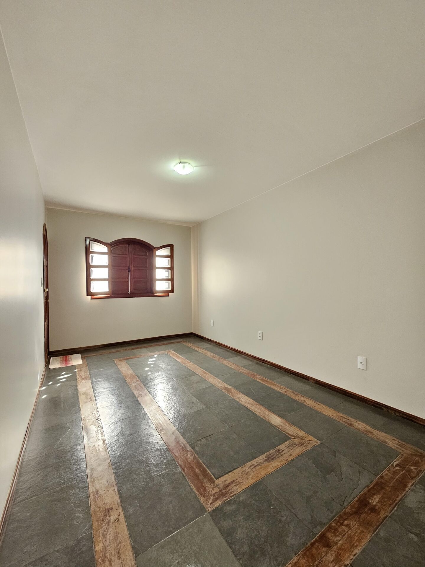 Casa à Venda no Jardim América em Patos de Minas com 4 Quartos, Suíte e Banheira